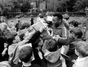Garotos ingleses cercam Pelé para pedir-lhe autógrafos. O Rei do Futebol tinha uma legião de fãs espalhados pelo mundo inteiro. Inglaterra, Lancashire, Liverpool, 01/06/1966. Foto/AE