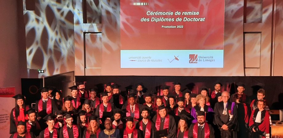 Photo étudiants diplômés en tenue de cérémonie