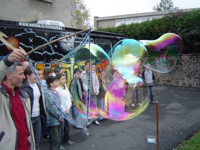 Des bulles de savons g�antes.