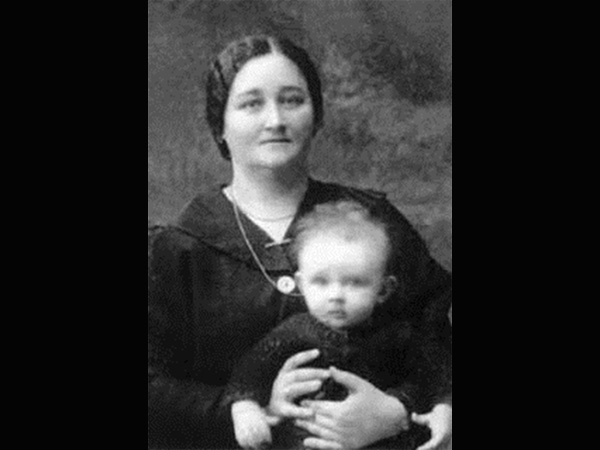 A.-J. Greimas et sa mère (1917)