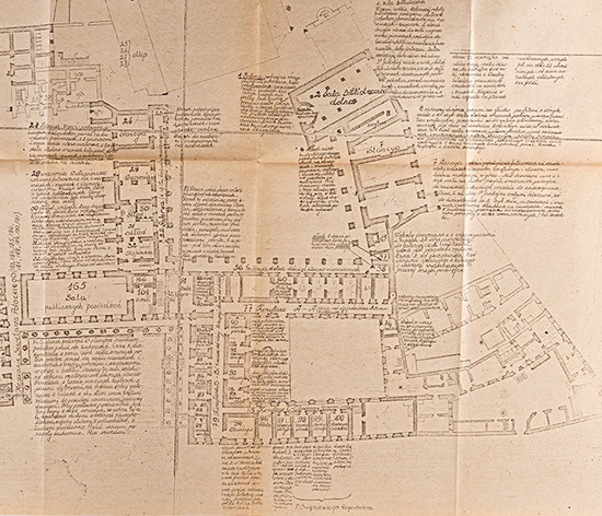 Fig. 16 : Plan annoté en langue polonaise. 1820. Au centre, la Grande Cour. Les lieux sont numérotés et les commentaires référés par le numéro, afin d’assurer la lisibilité du commentaire. (Archives DHC).