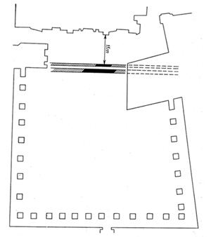 Fig. 21 : Extrait du rapport de fouille de 1987, position des fondations du mur de séparation sous le pavé de la Grande Cour. (Architekturos Paminklai VIII 1984).