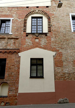 Fig. 31 : Sur la rue de l’Université, silhouette de l’ancien portail muré. (Photo 586038 MH 2013).