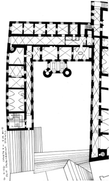 Fig. 38 : Plan de la cour de l’observatoire, 1921. La longueur inégale des ailes Ouest et Est est visible. Le bloc des lunettes méridiennes a été ajouté. Le tracé des voûtes est assez complet. (Archives DHC).