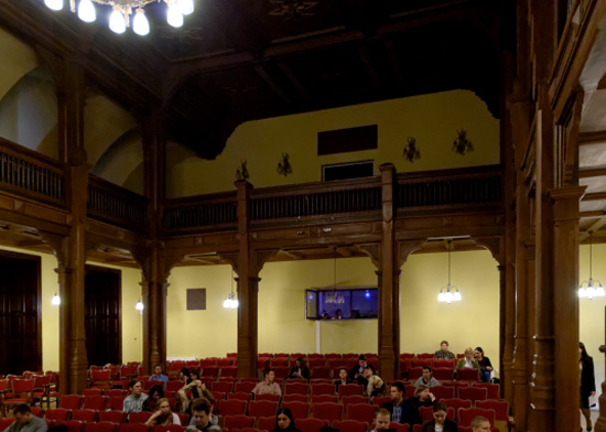 Fig. 48 : Salle dite du théâtre, placée au premier étage entre le rectorat et la salle aux colonnes. Elle sert couramment aux réunions de préparation des doctorants. (Photo 590116 MH 2013).