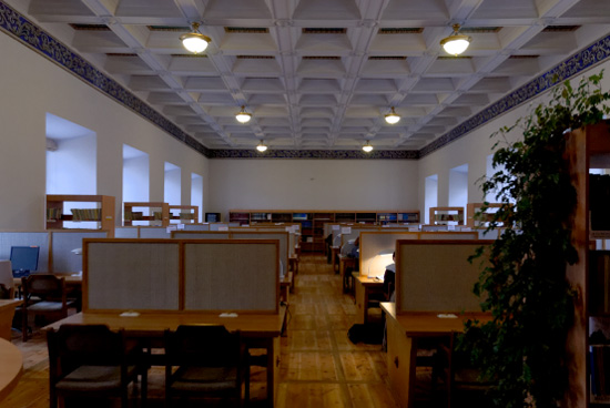 Fig. 49 : Salle du deuxième étage de la bibliothèque. (Photo 590015 MH 2013).