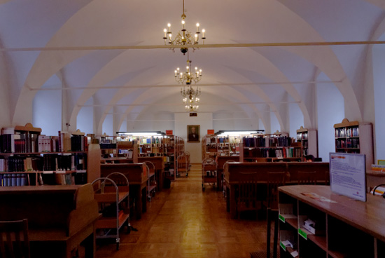 Fig. 50 : Salle du premier étage de la bibliothèque. (Photo 590013 MH 2013).
