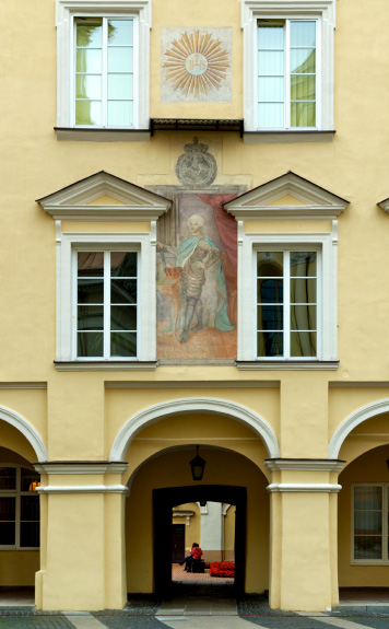 Fig. 57 : Grande Cour, fresque au-dessus du passage menant à la Cour de l’Observatoire. (Photo 586070 MH 2013).