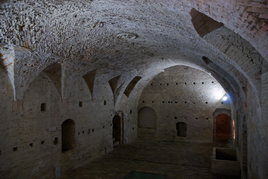 Fig. 82 : Voute surbaissée dans les sous-sols du palais ducal d’Urbino. Elles n’ont jamais été enduites, et laissent voir l’appareillage des briques. (Photo 329060 MH 2009).