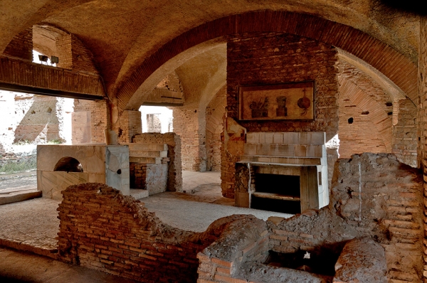 Fig. 84 : Voûte surbaissée en briques apparentes, Ostie. Époque romaine. (Photo i039011 MH 2005).