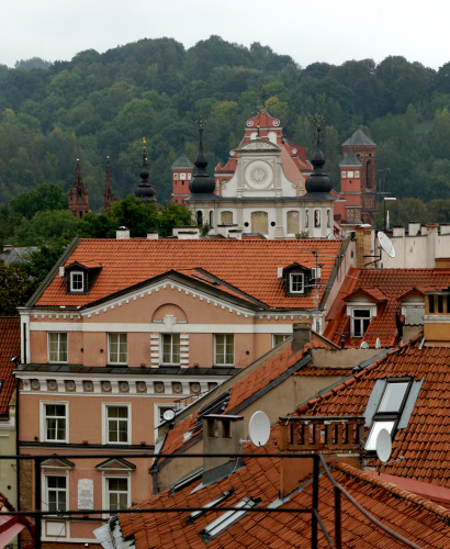 Fig. 85 : Toitures dans la ville de Vilnius: la tuile composite y domine, le métal (cuivre ou plomb) garnit les emplacements aux formes complexes. (Photo 590046 MH 2013).