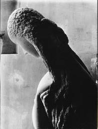 Fig. 1. Brancusi, Femme se regardant dans un miroir (1909),épreuve gélatino-argentique 39 x 30 cm,vers 1909, PH 407 A, Legs Brancusi, MNAM.