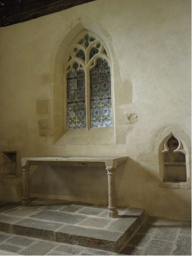 Fig. 5. Crédence lavabo à droite et crédence tabernacle à gauche de l’autel de la vieille église de Saint-Lunaire, XVe siècle.