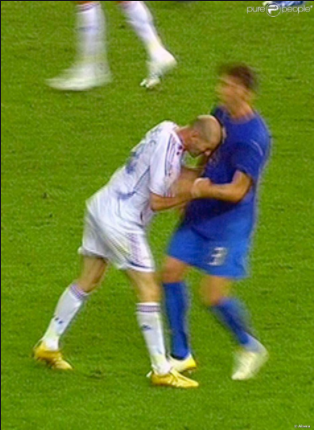 Fig. 2 Zinedine Zidane donnant un coup de tête à Marco Materazzi. Source : Purepeople
