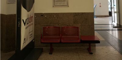 Fig. 10 - Stazione di Bolzano, panchina interna, ph. Miriam Pardeller, 2021
