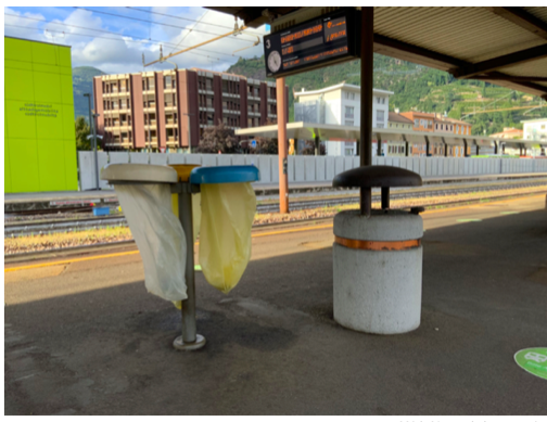 Fig. 11 - Stazione di Bolzano, binario 4-5, cestini dei rifiuti, ph. Stefanie Andergassen, 2021