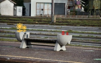 Fig. 9 - Stazione di Bolzano, panchina esterna, ph. Asia Andreolli, 2021