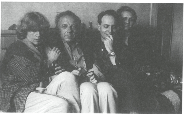 Fig. 2 - Photographie prise en 1978 dans l’atelier de Rouan à Laversine, de gauche à droite : Teri Damisch, Hubert Damisch, François Rouan, Brigitte Courme