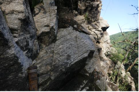 Photo 4 : Affleurement de gneiss près des cascades de Murel (Forgès, Corrèze). Le marteau donne l’échelle. Cl. HB.