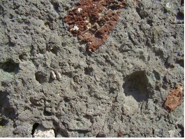 Photo 5 : L’impact de la chute de la météorite à Rochechouart (Haute-Vienne) a pulvérisé les roches en place, créant ce faciès composé de morceaux de roches de différentes origines. Le petit côté mesure environ 20 cm. Cl. HB.