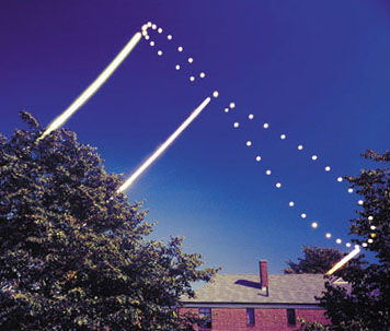 Figure 6. Analemme permettant de visualiser la position du soleil dans le ciel au même moment de la journée tout au long d’une année (cliché Dennis di Cicco).