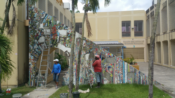 Mosaïque en cours de réalisation à la Faculté des Lettres et Sciences Humaines de l’université des Antilles, juillet 2017 (Photo Alain Piraud)