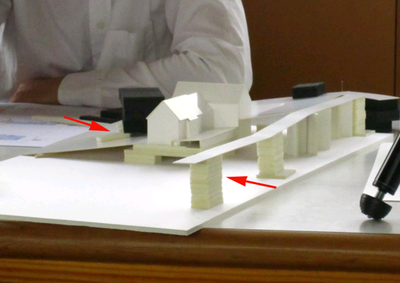 Figure 5. Le carton-mousse blanc, sous le bloc de mousse noire, identique à ceux soutenant le dénivelé de terrain sur la maquette provisoire