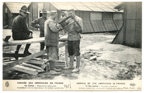 Arrivée des Américains en France - Au camp - Soldats allemands travaillant sous la surveillance de soldats américains