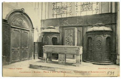Cathédrale d'Amiens - Pierre à lever les morts (XIIe) - Confessionaux et Boiseries (XVIIIe)