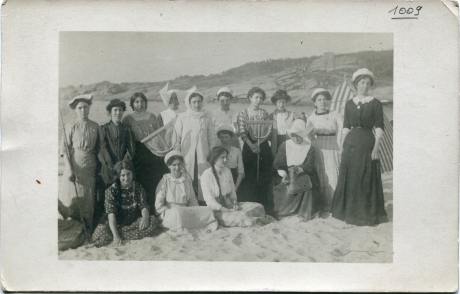 Sans titre [groupe féminin sur la plage en 1910]