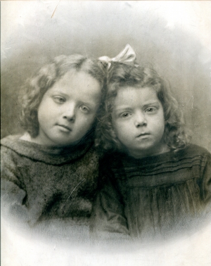 Madeleine et Geneviève enfants