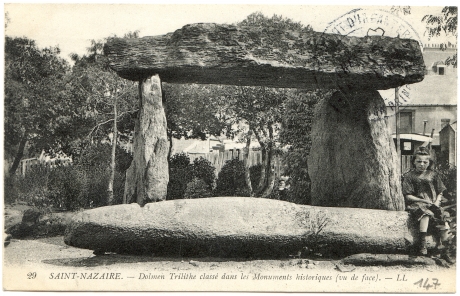 Saint-Nazaire. - Dolmen trilithe classé dans les Monuments historiques (vu de face)