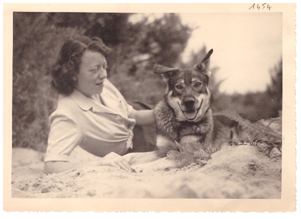 Geneviève Jeanjean avec un chien
