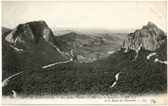 Env. du Mont-Dore. - Les Roches Tuilière (1.296 m.) et Sanadoire (1.288 m.) et la Route de Clermont.