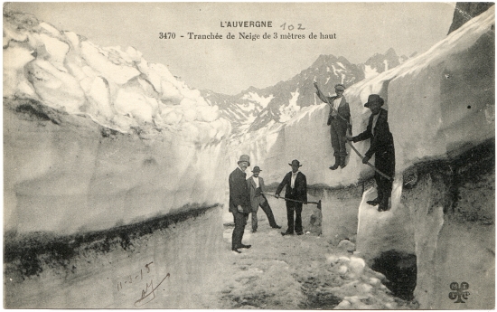 l'Auvergne - Tranchée de neige de 3 mètres de haut