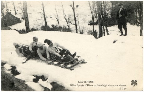 l'Auvergne - Sports d'hiver - Bobsleigh virant en vitesse [S.D.]