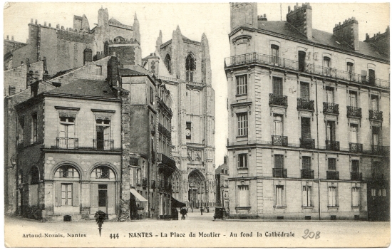 Nantes - La Place du Moutier - Au fond la Cathédrale
