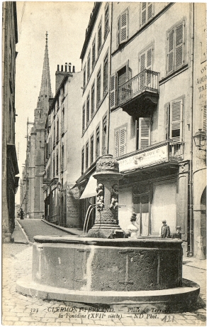 Clermont-Ferrand. - Place du Terrail. - la Fontaine (XVIIe siècle)