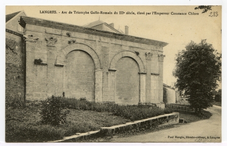 Langres. - Arc de triomphe Gallo-Romain du IIIe siècle, élevé par l'Empereur Constance Chlore