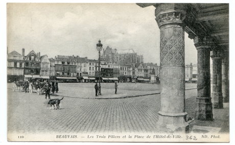 Beauvais. - Les Trois piliers et la Place de l'Hôtel-de-Ville.