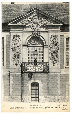 Abbeville. - Cour intérieure de l'Hôtel de Ville, porte du XVe s.