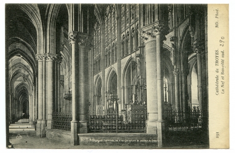 Cathédrale de Troyes. - La Nef et le Bas-côté sud