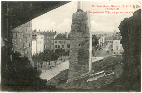 En Lorraine - Guerre 1914-18 - Lunéville - Une partie de la ville, vue par un trou d'obus