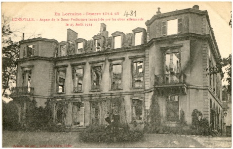 En Lorraine - Guerre 1914-18 - Lunéville - Aspect de la Sous-Préfecture incendiée par les obus allemands le 25 août 1914
