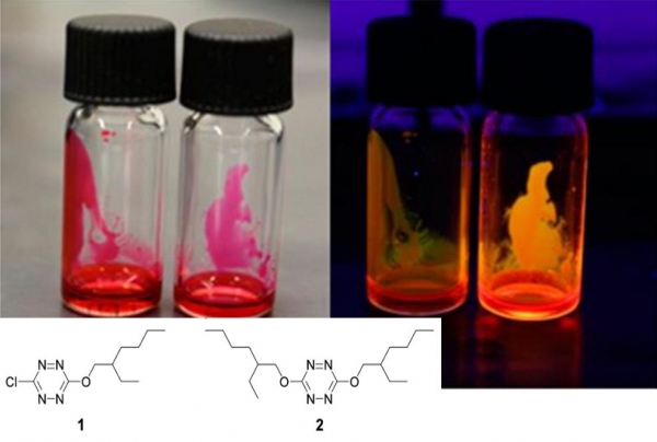 Fig.3 : Formules et images (lumière visible et UV 360 nm, 1 flacon de droite et 2, flacon de gauche) des deux tétrazines liquides (formules en bas à gauche), qui sont les liquides organiques fluorescents les moins visqueux connus.