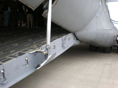 Système hydraulique d'ouverture de soute d'un avion cargo