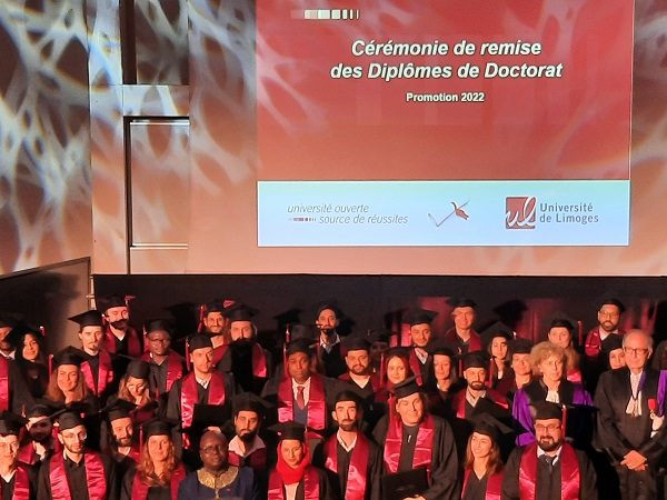 Photo étudiants diplômés en tenue de cérémonie