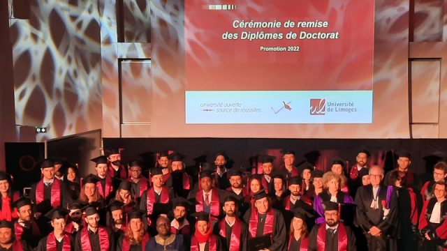 Photo étudiants diplômés en tenue de cérémonie