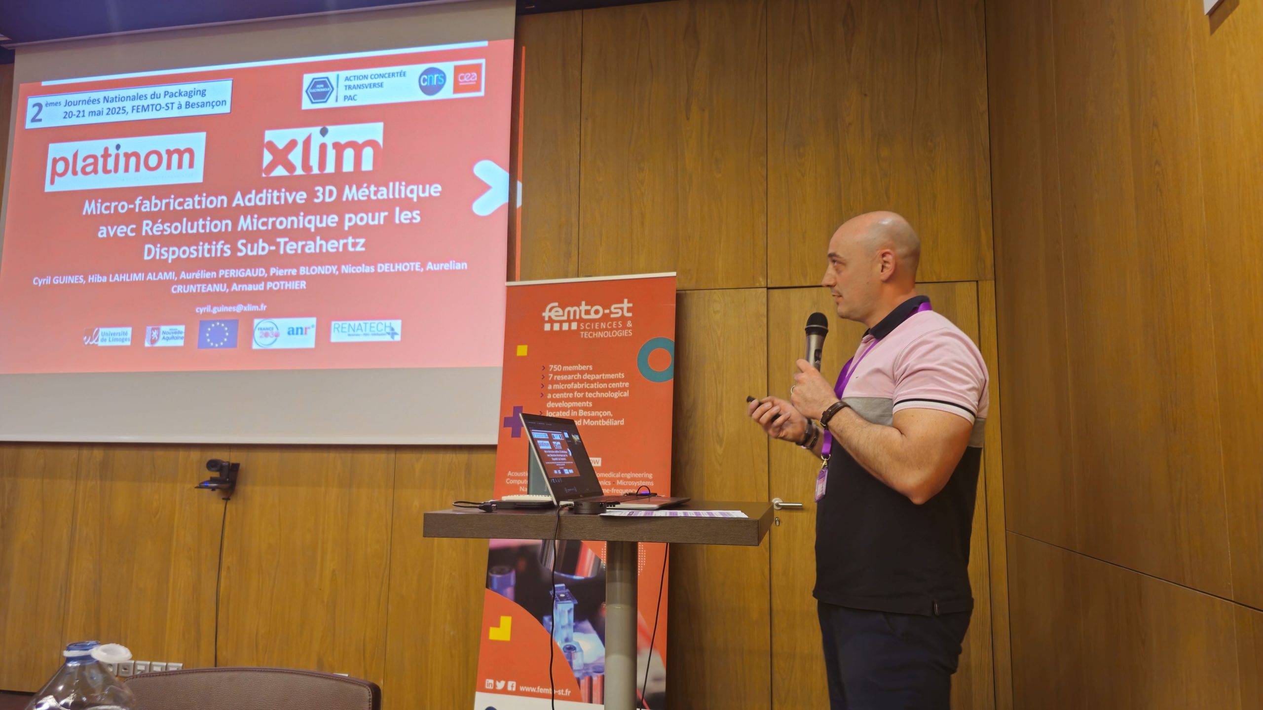 C. Guines au pupitre pour présenter ses résultats