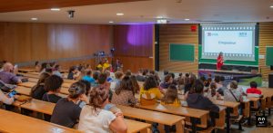 Jeu de l'imposteur : des jeunes chercheurs présentent leur projet de recherche mais parmi eux se trouve un imposteur